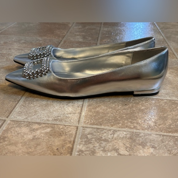 Nine West metallic silver flats w/ crystal embellishments. Sz 8 - Picture 5 of 8